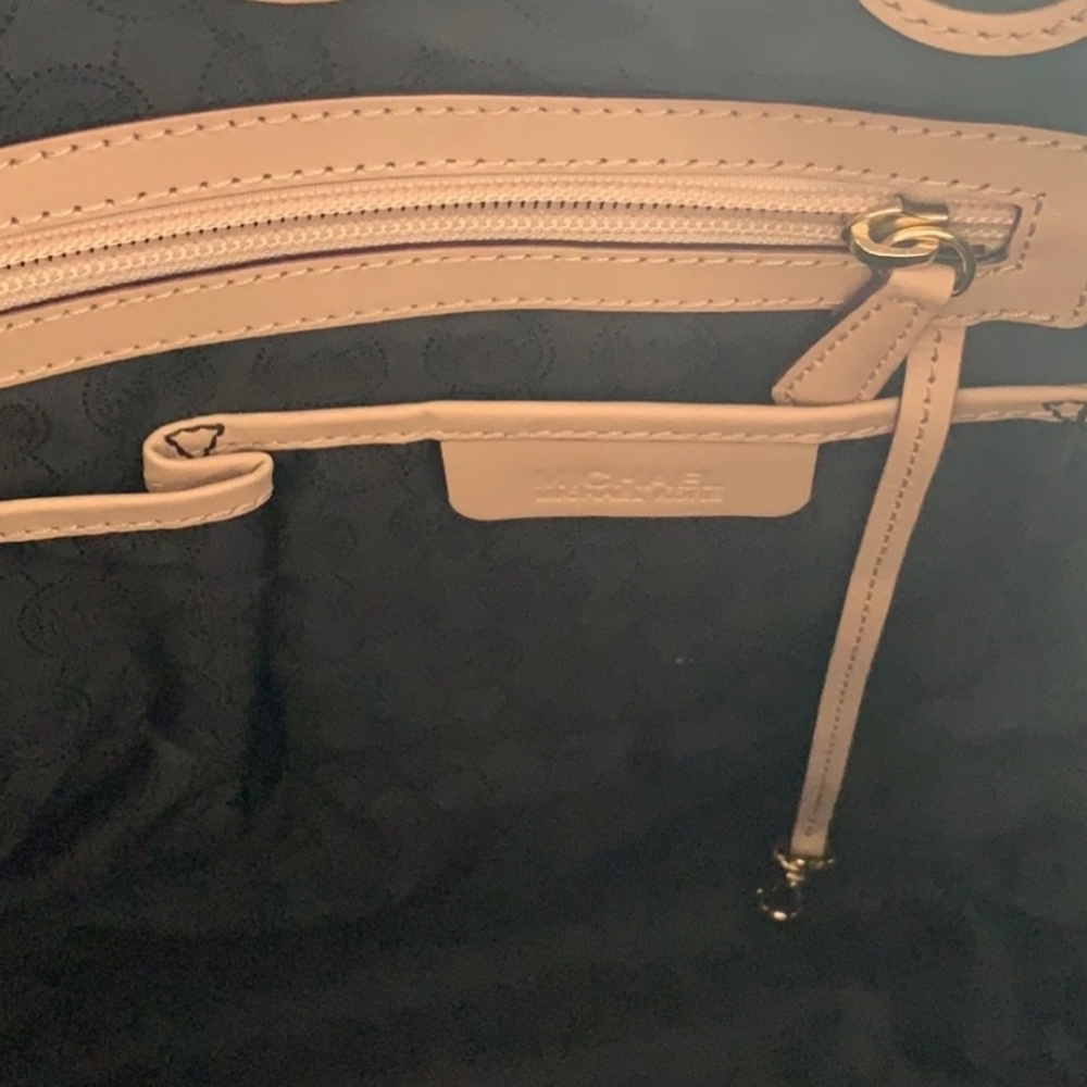 Michael kors purse - Picture 5 of 6